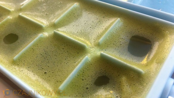 Kostki lodu z zieloną herbatą Matcha: foremki do lodu