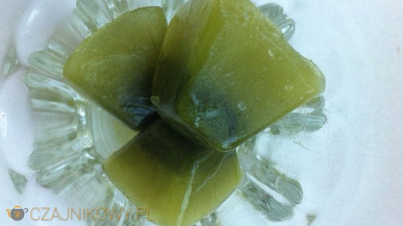 Kostki lodu z zieloną herbatą Matcha: gotowe kostki lodu