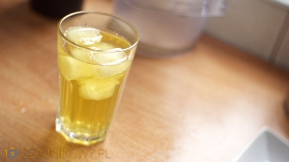 Kostki lodu z zielonej herbaty:  kostki zielonej herbaty zalane zieloną herbatą