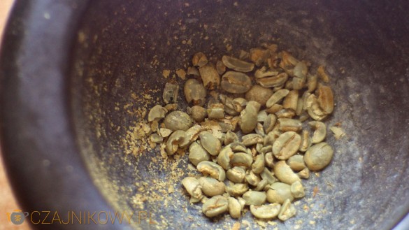 Parzenie zielonej kawy: rozbijamy w moździerzu ziarna zielonej kawy