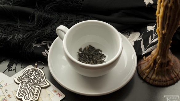 Herbaciane wróżby na Andrzejki: Wróżymy w najlepiej białej porcelanowej filiżance z herbaty liściastej