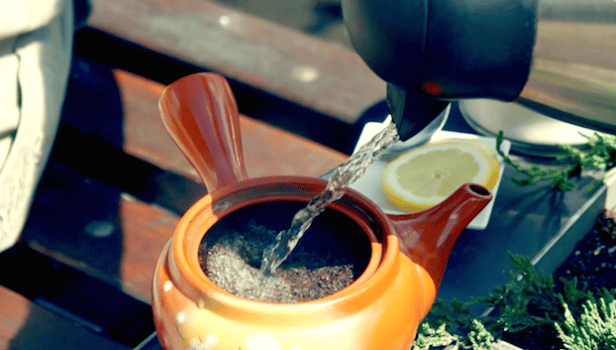 Sposób na nudną zwykłą czarną herbatę z cytryną, jak zrobić efektowną herbatę